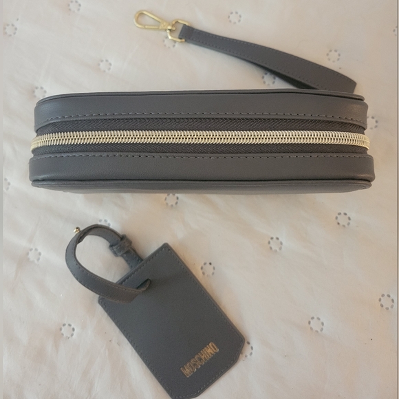 Moschino make up bag and luggage tag 3pc set - Picture 6 of 8